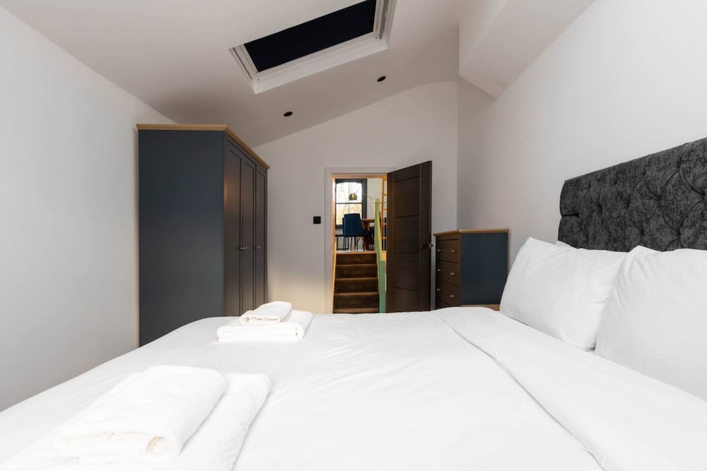 Фото Contemporary 2 Bedroom Apartment on Columbia Road