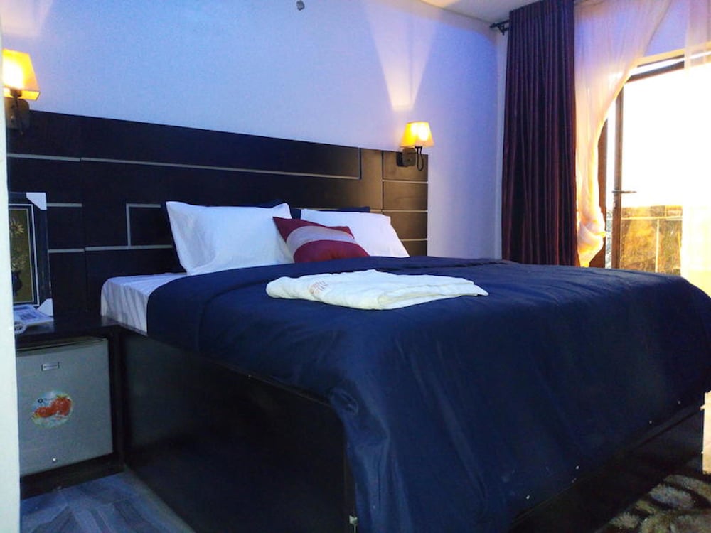 Фото White Court View Hotel