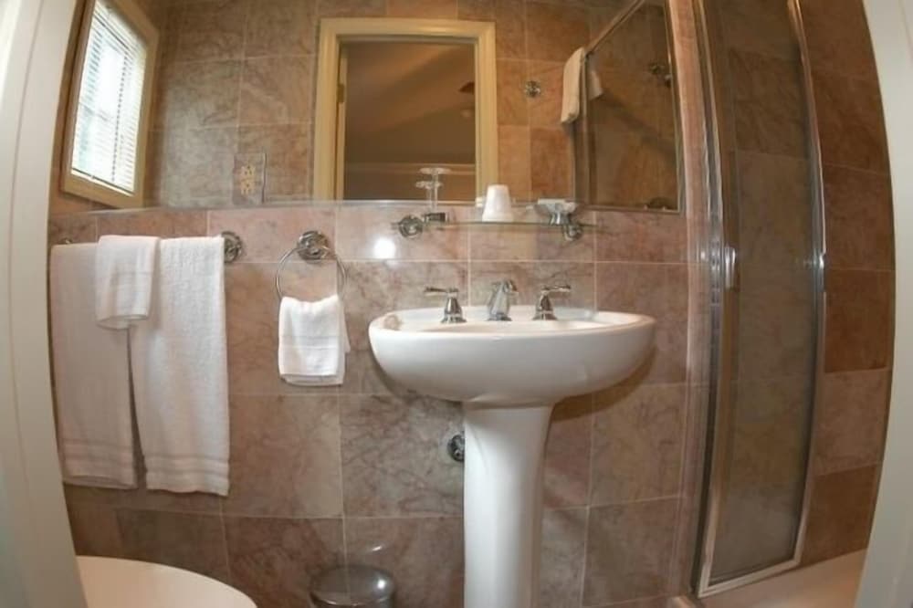 Фото The Raven Resort