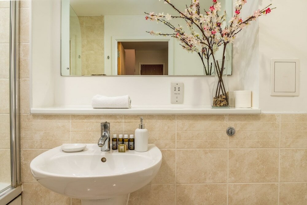 Фото Swanky Stratford Duplex Apartment