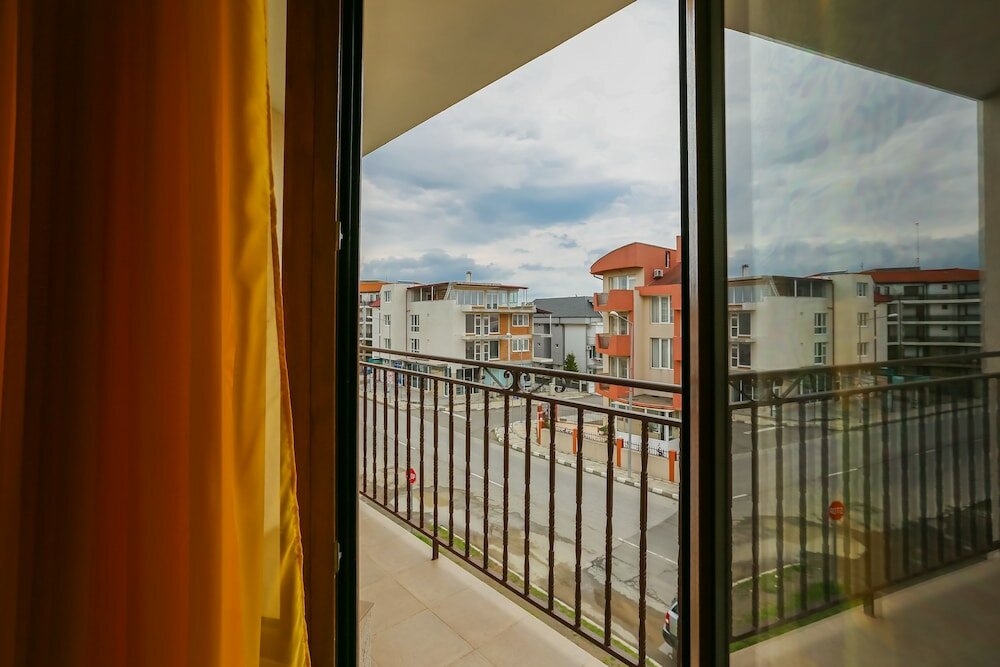 Фото Family Apartment in Dafinka Guest House