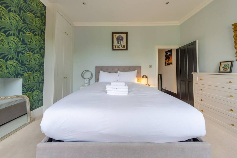 Фото Stylish 2 Bedroom Home in Islington With Garden