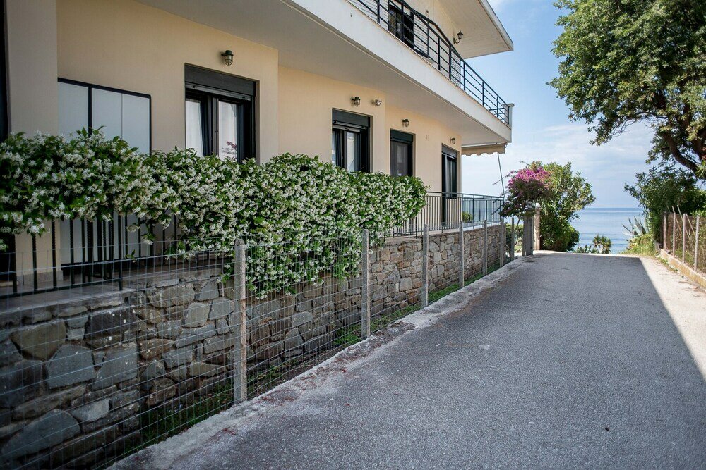 Фото Oikia Eleanthi - Beachfront Garden Home