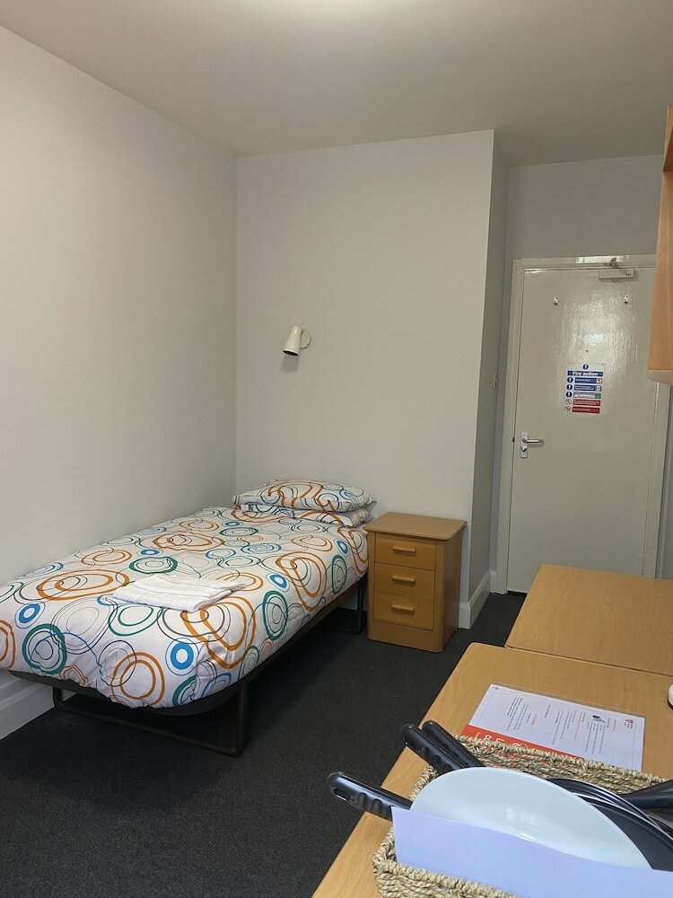 Фото Rooms for Students Only Cricklewood Lane