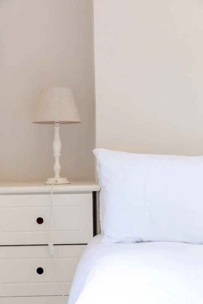 Фото Charming 2 Bedroom Home in West London