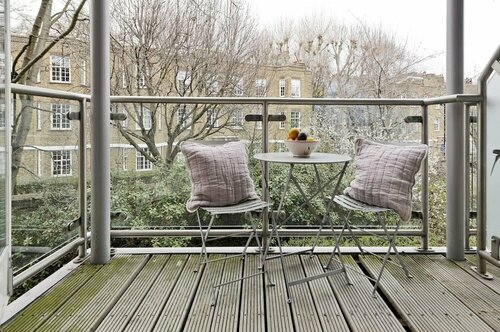 Гостиница Large one Bedroom Flat With Balcony Close to the City by Underthedoormat в Лондоне