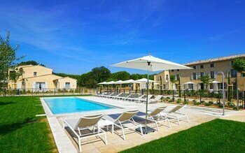 Гостиница Le Clos Des Oliviers Grimaud в Гриме