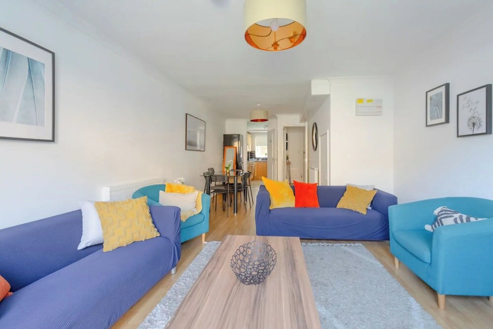 Фото Lovely 4 Bed House w Garden, 1 Stop to Waterloo