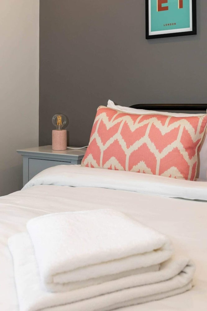 Фото Stylish & Luxurious 2 Bedroom Flat - Shoreditch