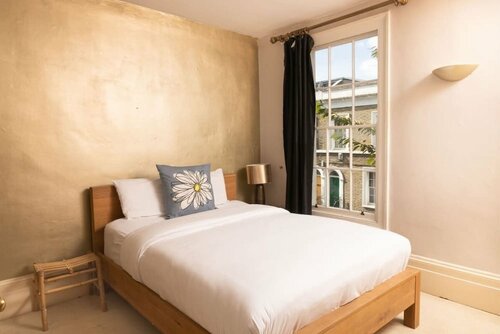 Гостиница The Angel Place Hideaway - Fair 4bdr House With Terrace в Лондоне