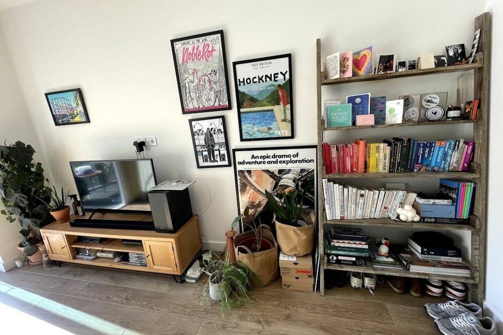 Фото Stylish 1 Bedroom Apartment in Poplar With a Shared Gym