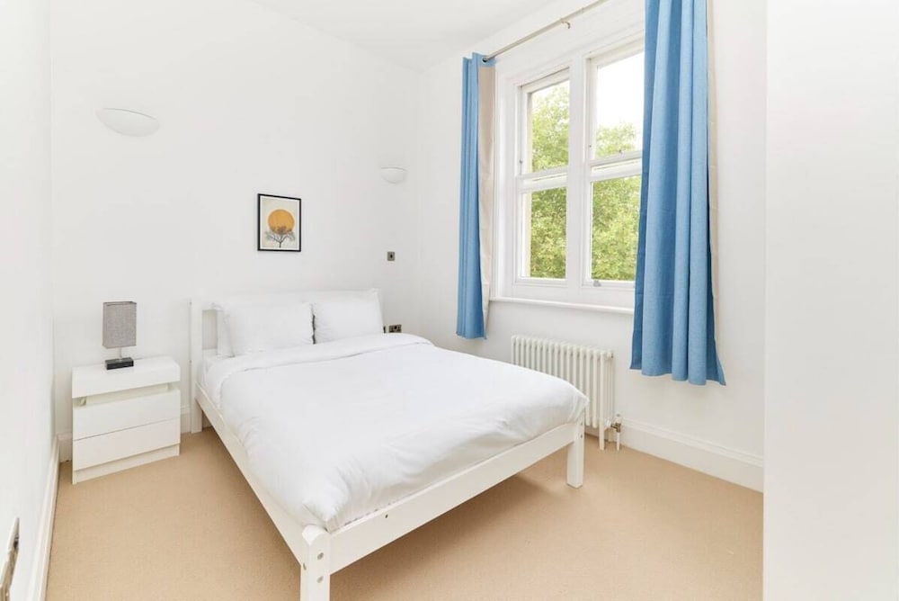 Фото The Woolwich Retreat - Enticing 5bdr House With Parking