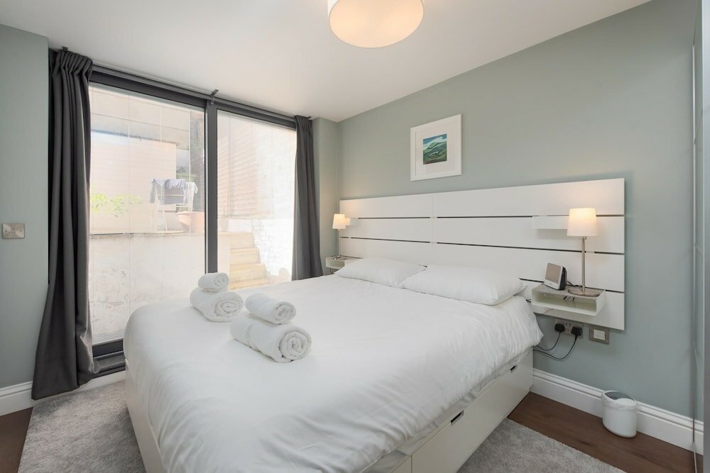Фото Attractive Apartment With Private Patio in Fashionable Fulham by Underthedoormat