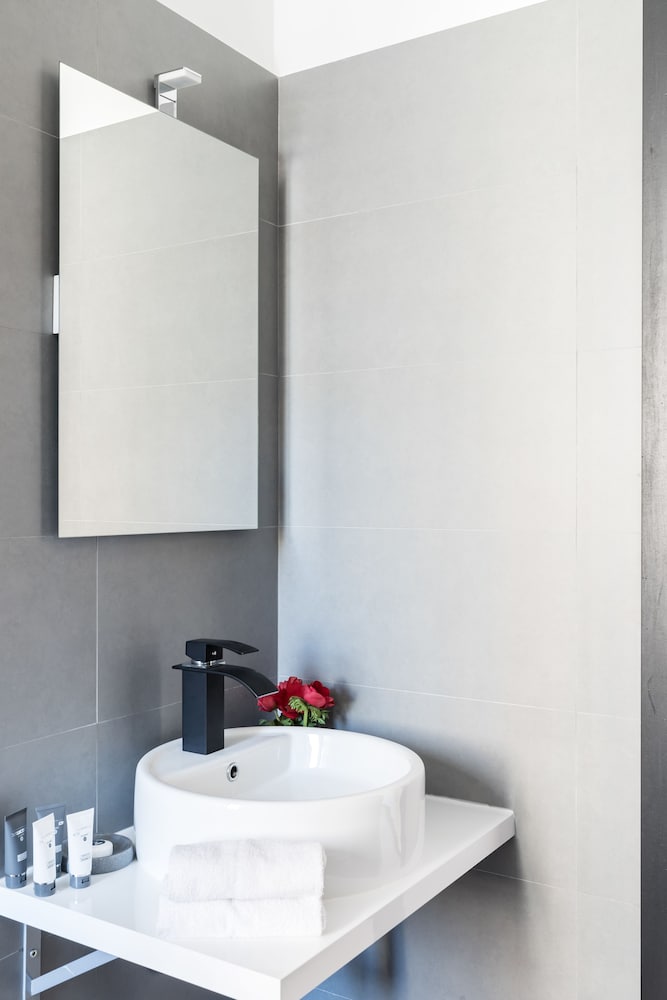 Фото A World Aparts - 32 Modena