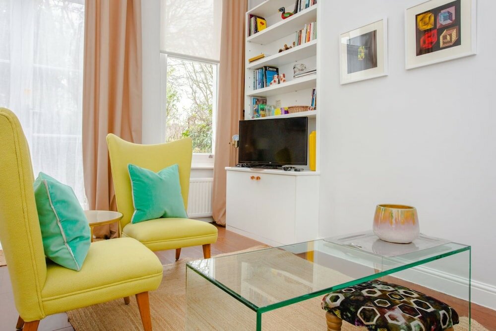 Фото Stylish 2 Bedroom Apartment in Affluent Earls Court