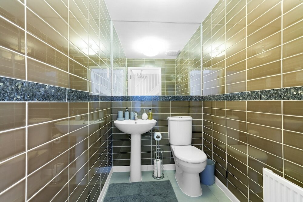 Фото Lindsey Serviced 4 Bedroom 2 Bath house