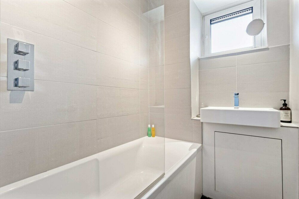 Фото Lovely 2 Bed Apartment w Balcony nr River Thames