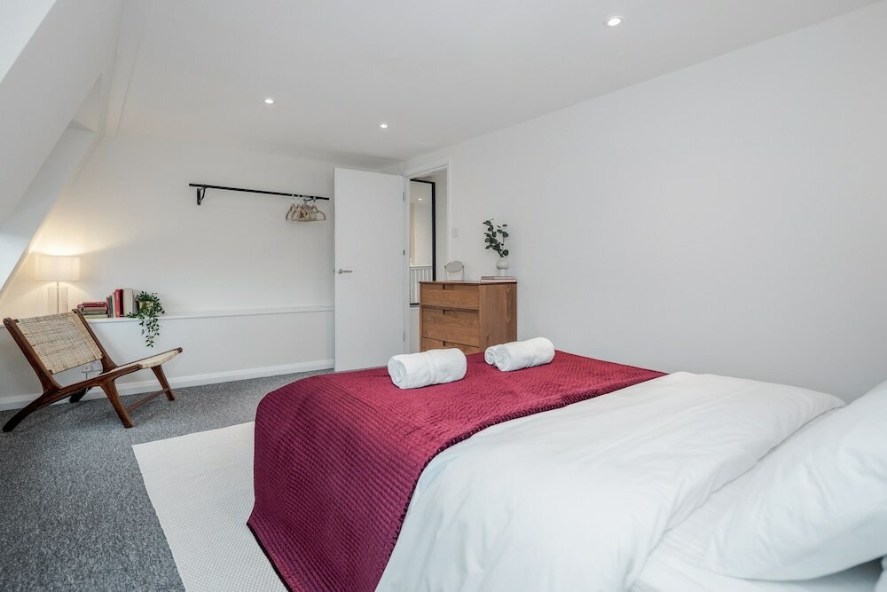 Фото Stunning 2 Bedroom Duplex Apt in Center of Camden