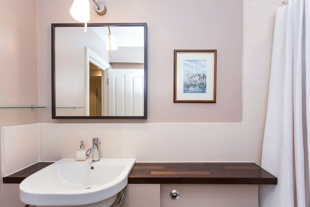 Фото Altido Modern 2 bed flat in Central London, sleeps 6