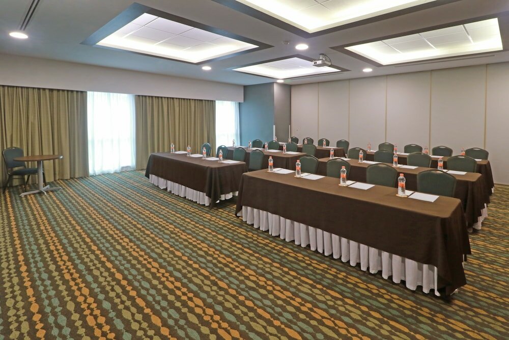 Фото Wyndham Garden Guadalajara Acueducto