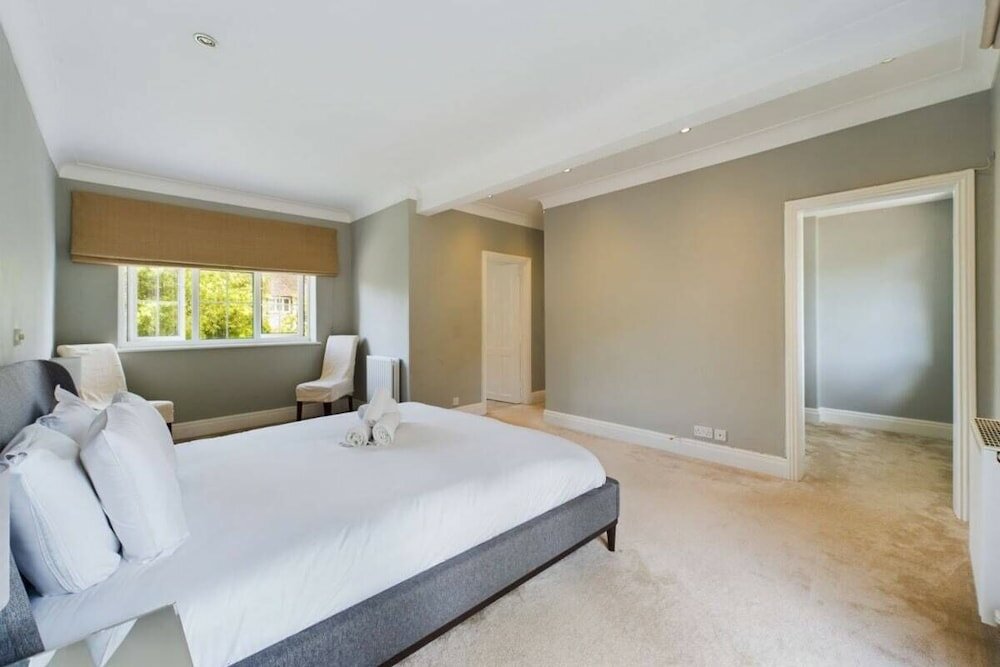 Фото The Richmond Park Hideaway - Cozy 5bdr House With Garden + Rooftop Terrace