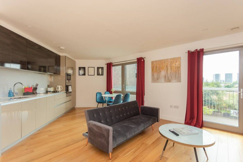 Фото Contemporary 1 Bedroom Apartment in Canning Town With Balcony