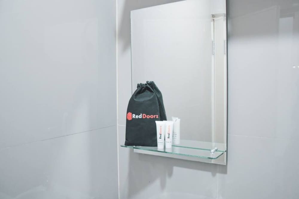 Фото RedDoorz Plus near Manggarai Station 3