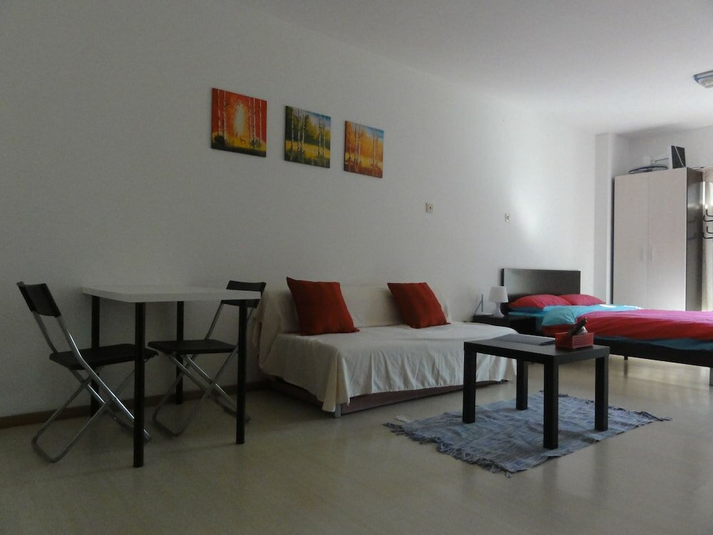 Фото Homehunter Short Term Apartment