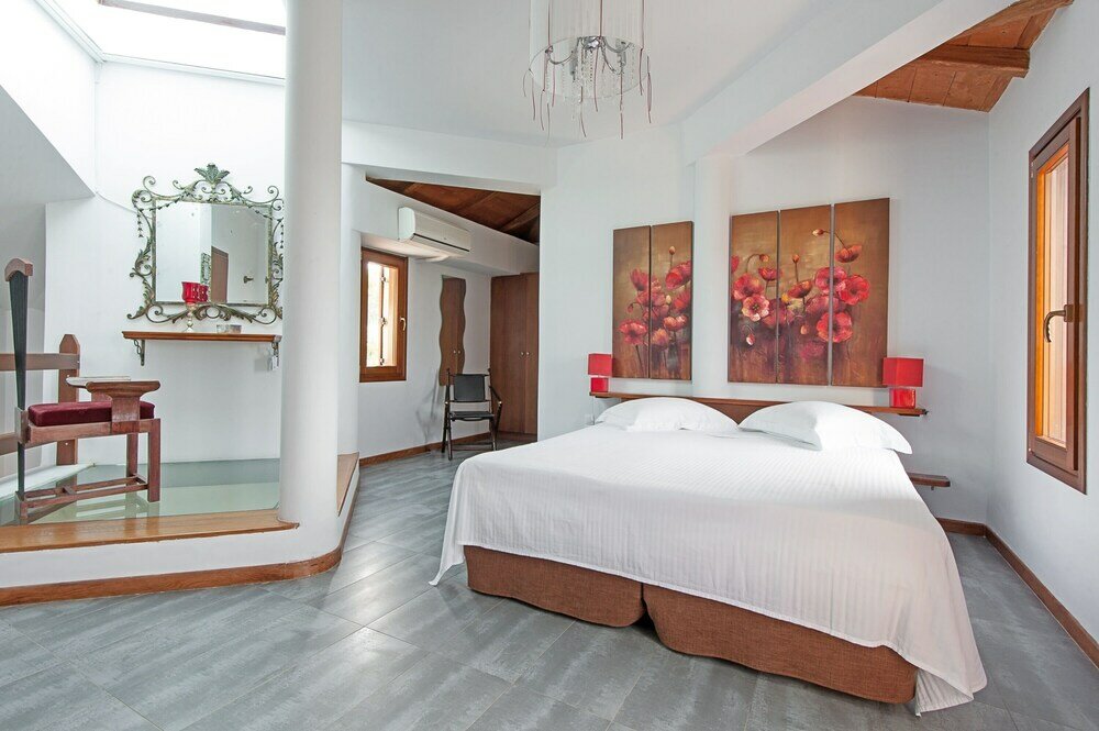 Фото Poikilma Alonissos Villas