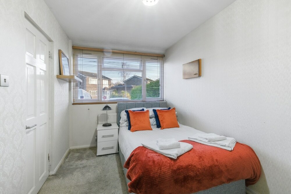 Фото Serviced 4 Bdrm 2 bath house Maidenhead