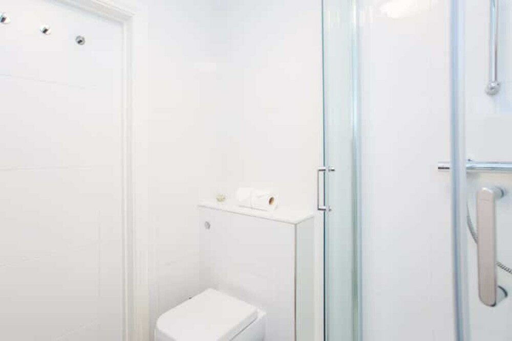 Фото Energised Apartment With Gym in Brent Park