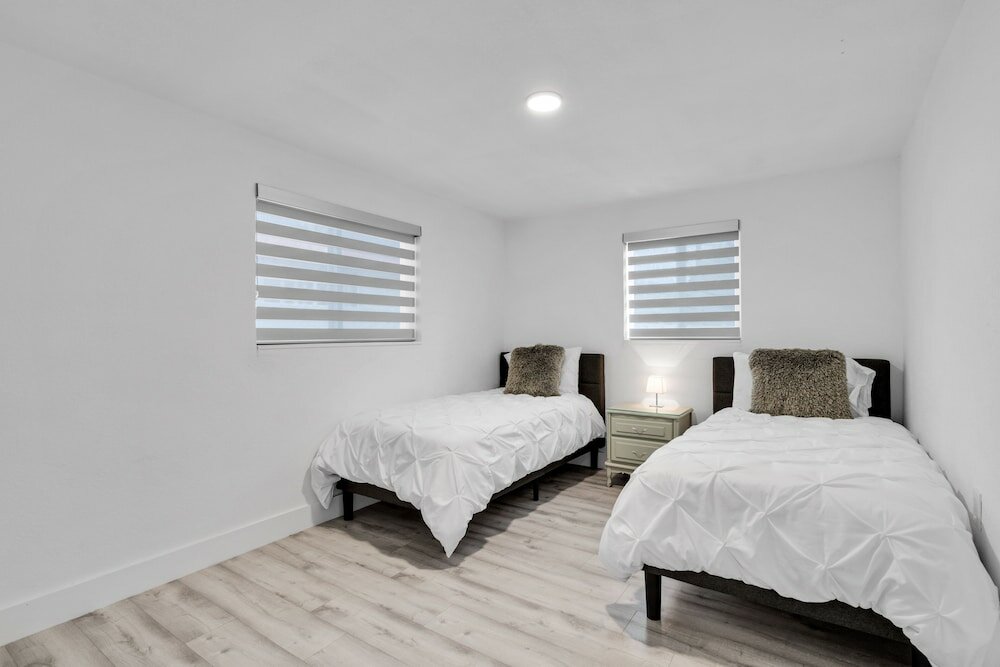 Фото Hollywood Hills House w Backyard-BBQ