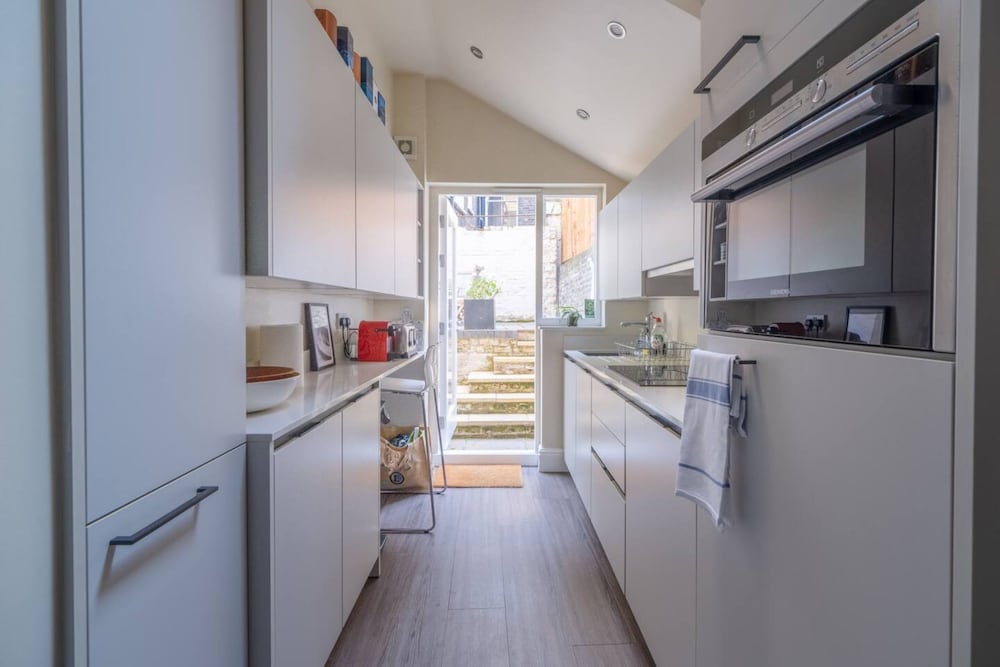 Фото Stylish 2 Bedroom Apartment in Chelsea With Garden