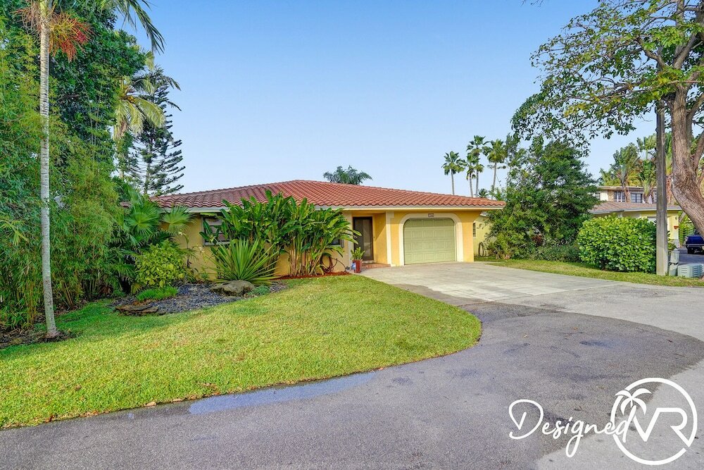 Фото Stunning Waterfront 3br with Heated Pool