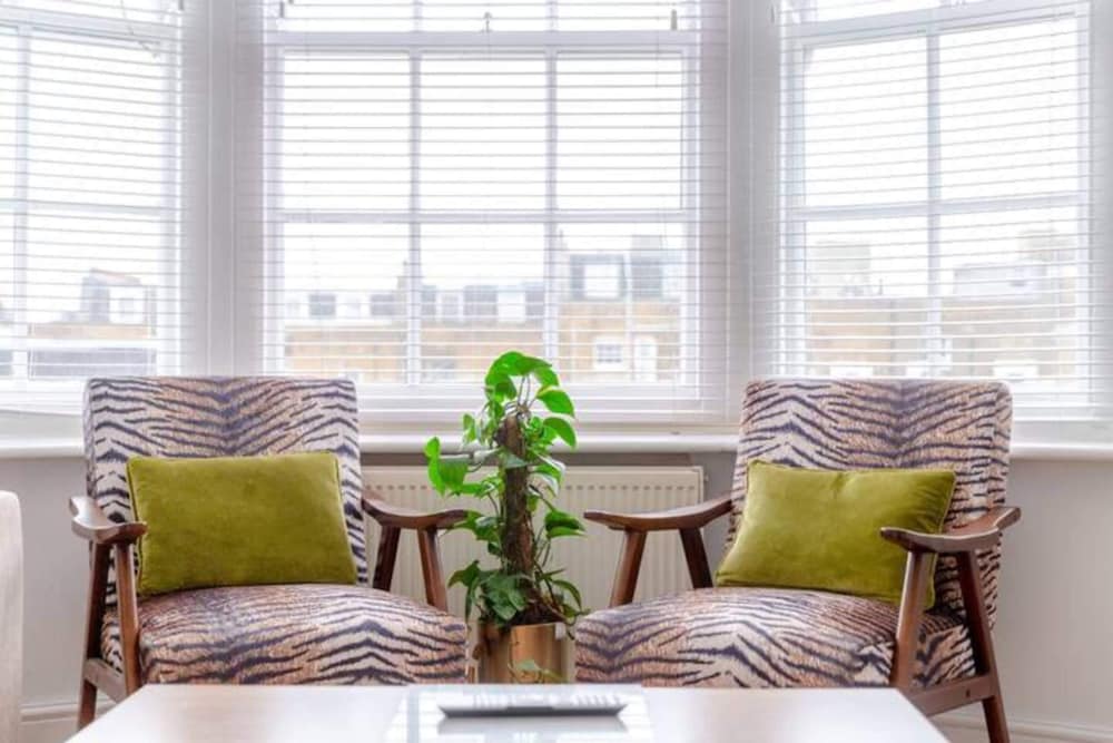 Фото Central and Spacious 2 Bedroom Flat in Kensington