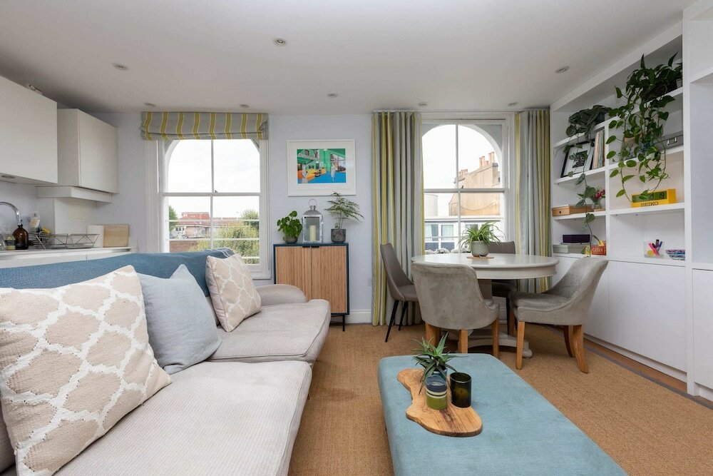Фото Spacious 3 Bedroom in Notting Hill With Balcony