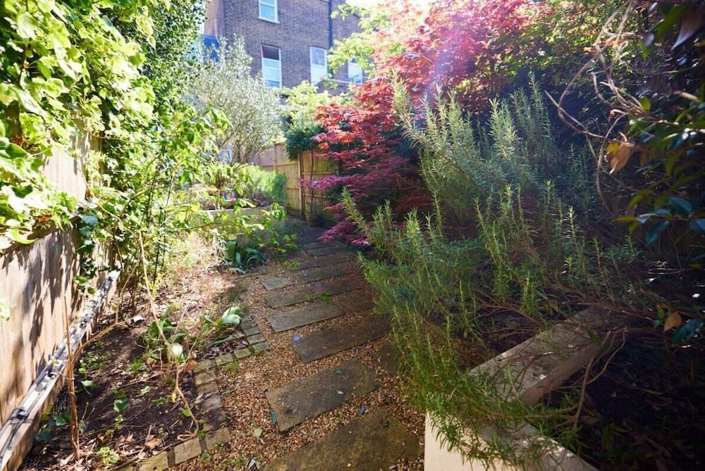 Фото The London Scenery - Classy 2bdr House With Garden