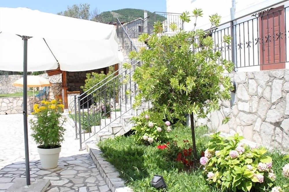 Фото Villa Oasis with swimming pool