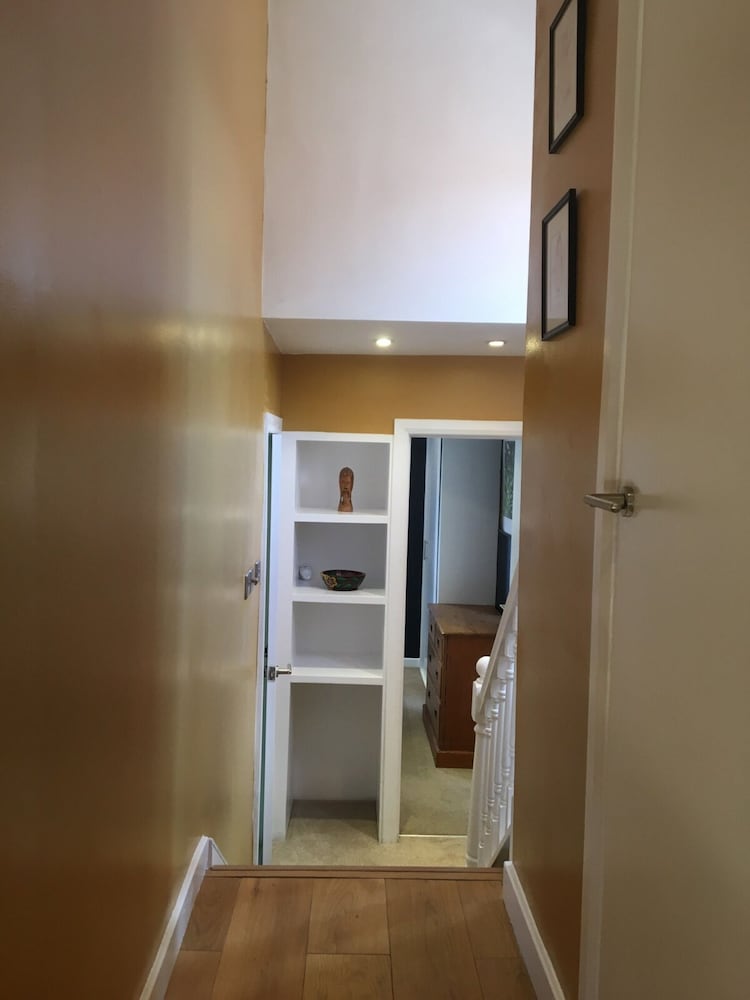 Фото Charming 1 Bed Near Tube with Parking Permit