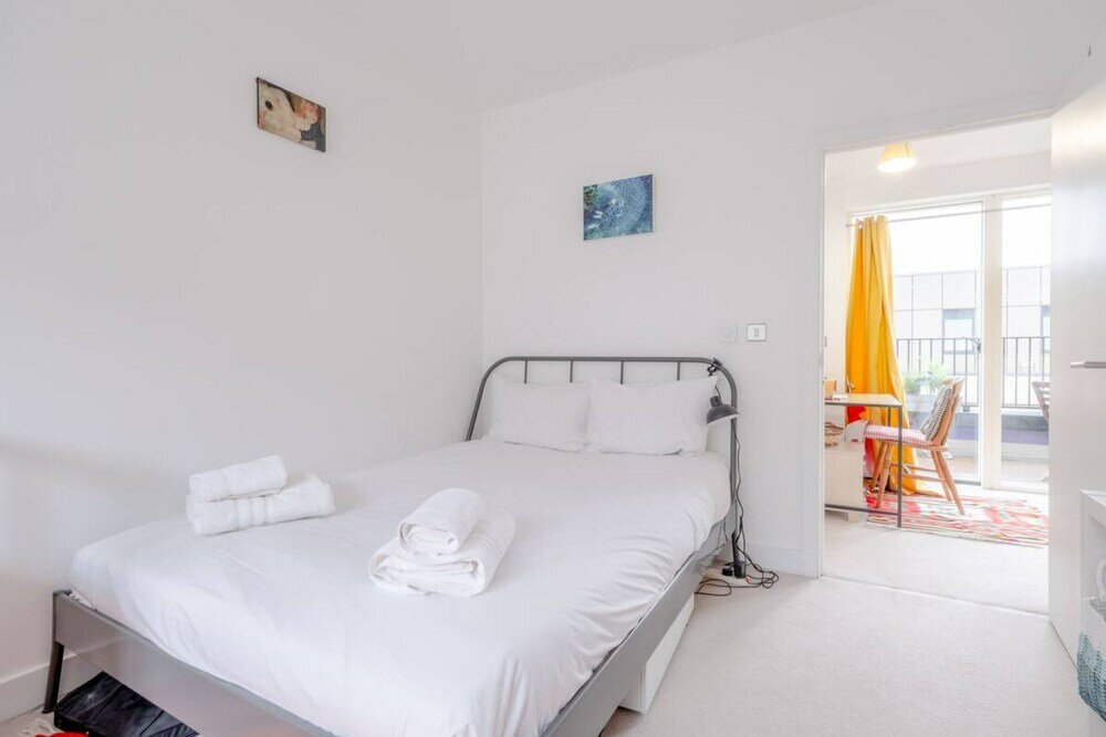 Фото Bright 2 Bedroom Maisonette Near Stratford