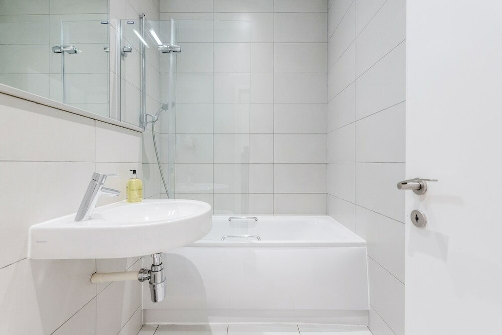 Фото Stylish 3 Bed 3 bath in Kens High St