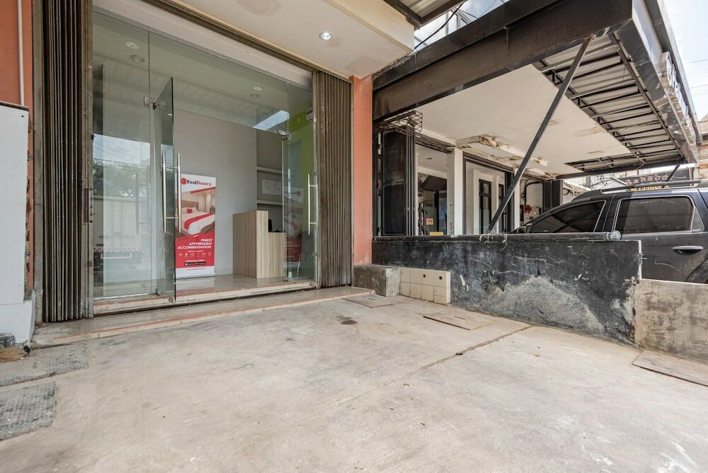 Фото RedDoorz near Tanjung Duren 2