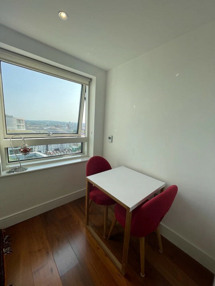 Фото Lovely Studio Flat With Pool - Canary Wharf