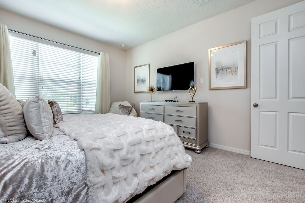 Фото Spectacular 6 Bedroom 5 Bathroom House