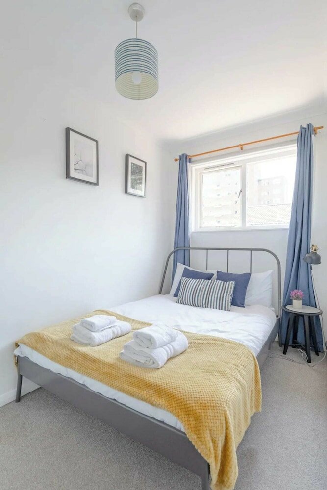 Фото Lovely 4 Bed House w Garden, 1 Stop to Waterloo