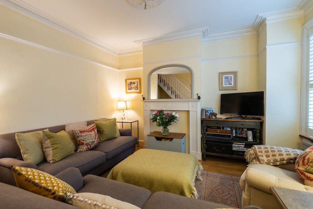 Фото Charming Victorian Family Home in Wimbledon