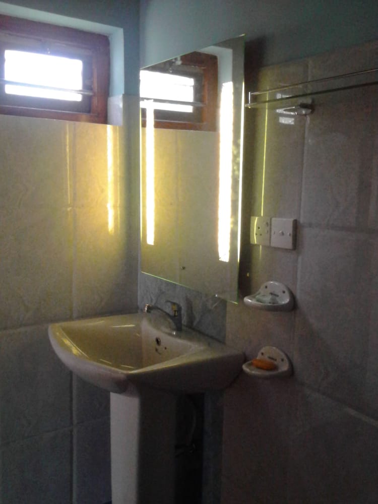 Фото Bandhusena House and Apartments