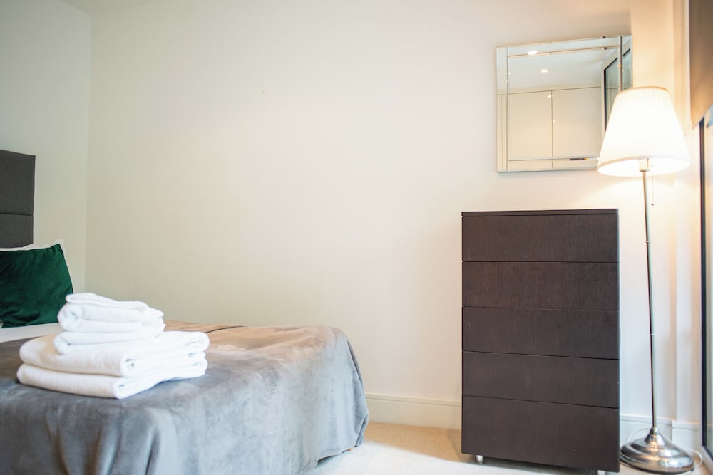 Фото Capacious Two bed Apt in Canary Wharf