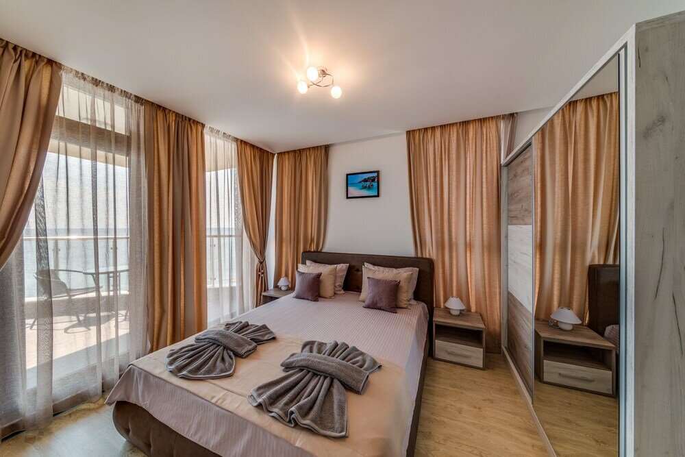 Фото Apartcomplex Golden Bay