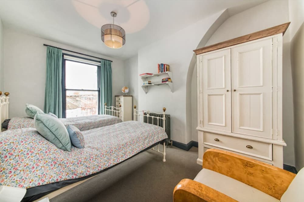 Фото Newly Renovated Two Bedroom Kensington Flat